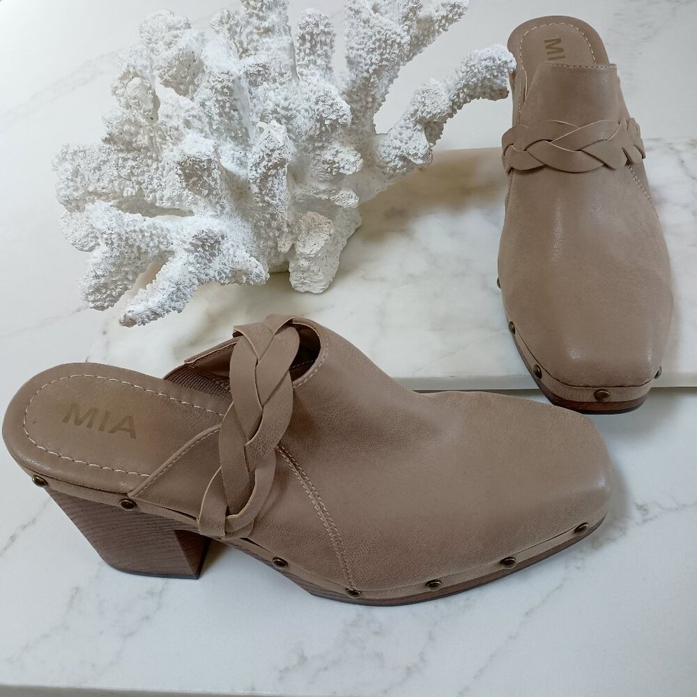 NEW! VEGAN XENIA CLOGS SZ 9 1/2 By MIA